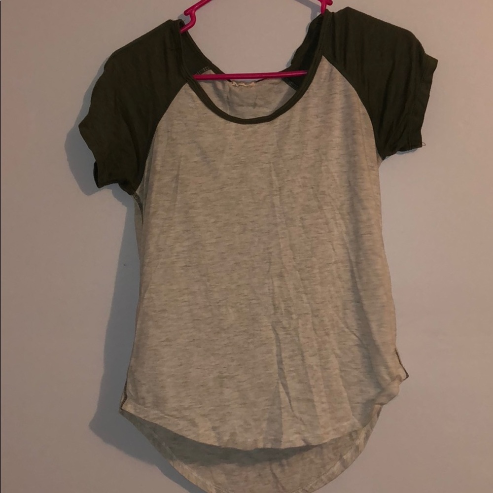 light gray/dark green tee